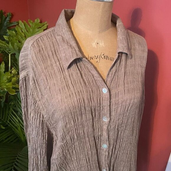 CHICO’S | taupe crinkly button up 2 (M) - Picture 2 of 9